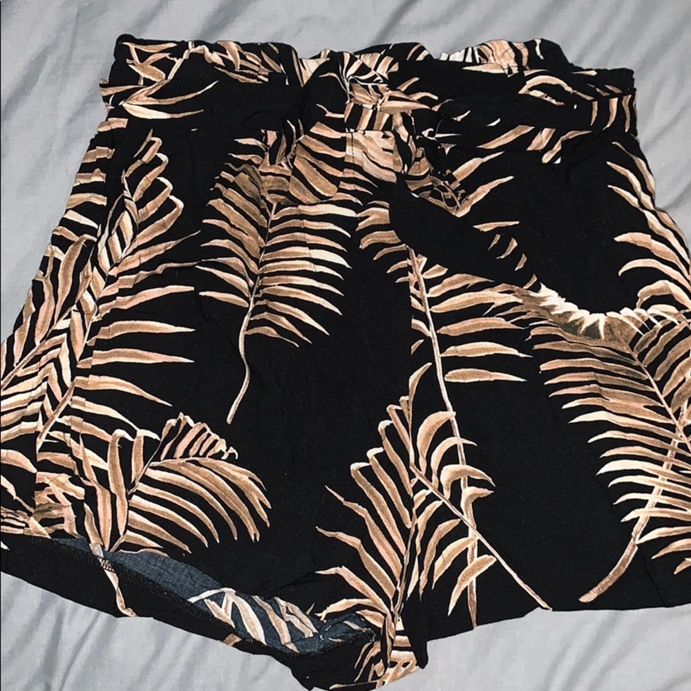 Cute Hawaiian bag shorts!